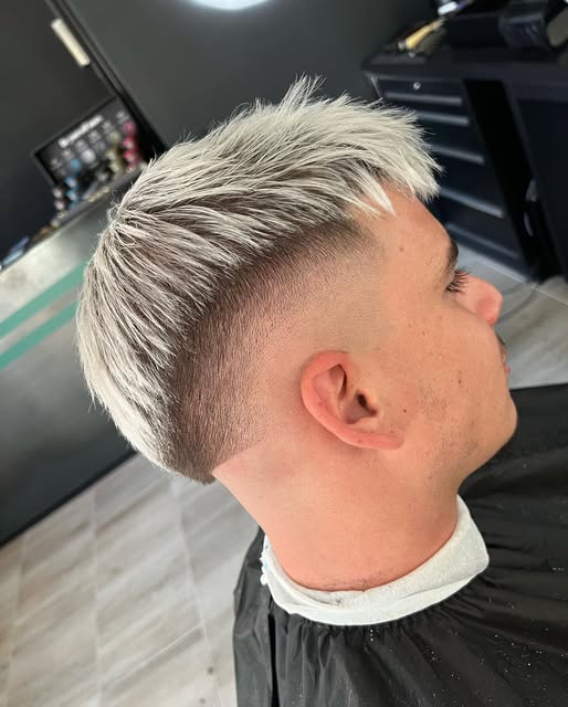 Coupe décolorée blond platine avec dégradé net