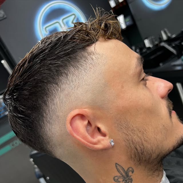 High fade avec dessus relevé et barbe soignée
