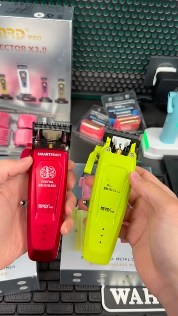 Deux tondeuses de finition, une rouge et une jaune fluo, devant une boîte Wahl