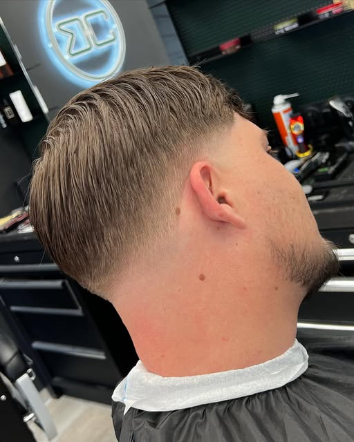 Coupe homme taper fade avec dessus peigné, réalisée au salon Coupe au Bol