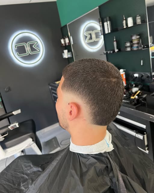 Fade court vu de dos, avec le logo lumineux du salon en arrière-plan