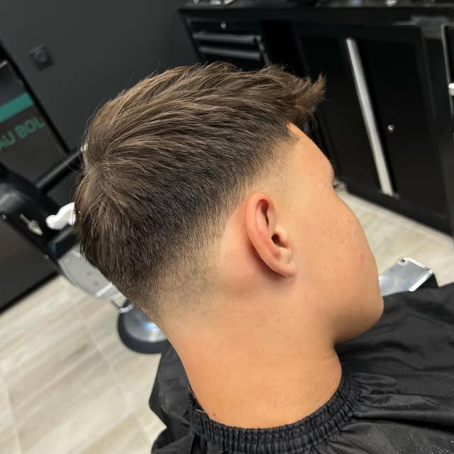 Mid fade avec dessus texturé, vu de trois quarts dos